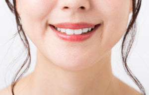 「前歯に差し歯ができない」のはどんなとき？ブリッジ・インプラントの費用や治療期間も。