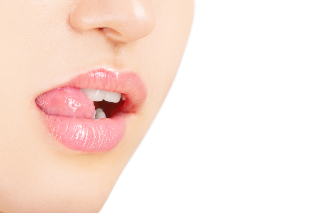 舌の裏のひだが痛い原因。何これ…口内炎？腫れている・白いときは？