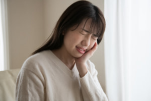 昔治療した歯がズキズキ痛いのは、神経の細菌感染が原因かも。押すと痛い・噛むと痛いことも