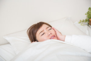 ストレスかも！「寝起きに歯が痛い・しみる」対処法＆食いしばりをやめる方法は？