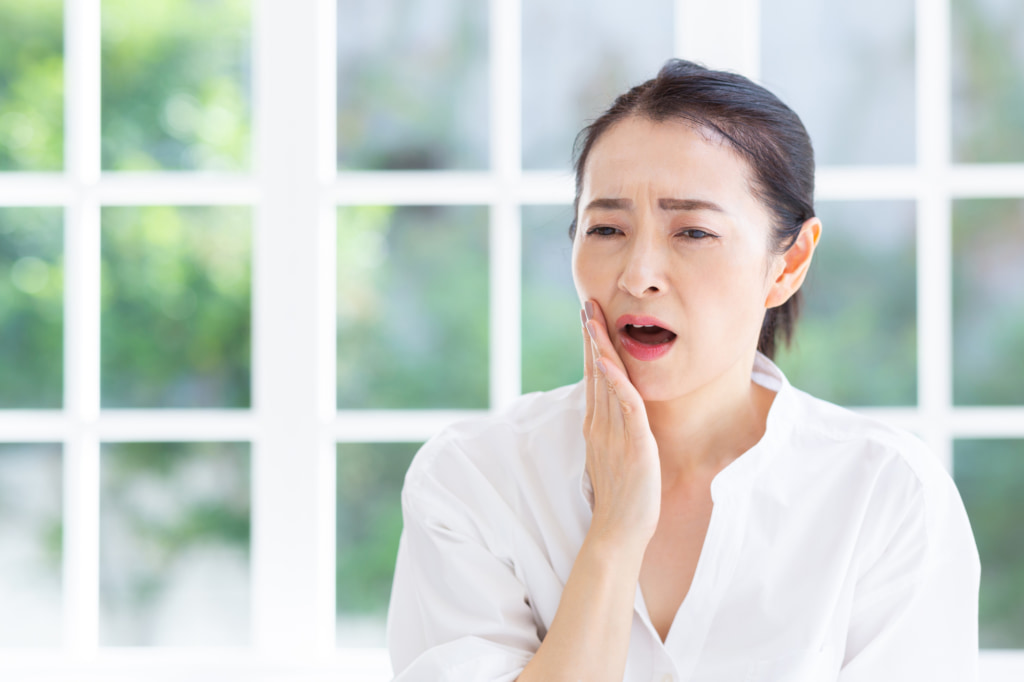 小さく歯が欠けるのは「もしや老化？」これ以上は欠けさせない！ストレス・カルシウムも関係ある？