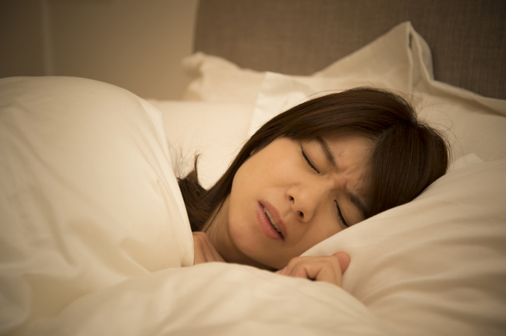 「横になると歯が痛い…眠れない」ベストな寝る向きは？痛みを和らげる5つの対処法