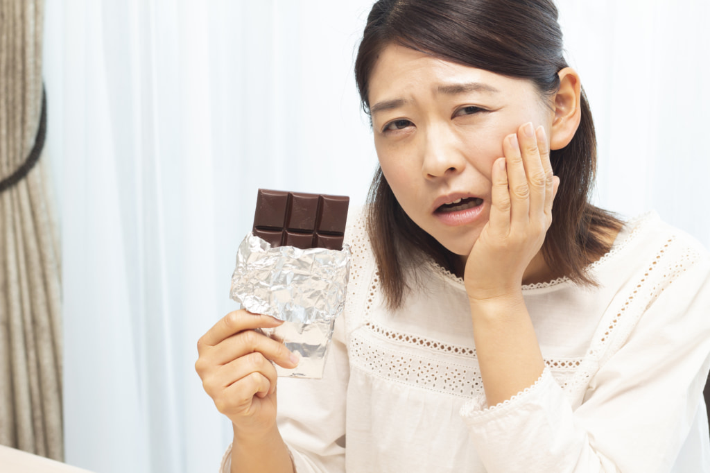 虫歯じゃないのに「チョコで歯がしみる」甘味痛かも。知覚過敏とはどう違う？