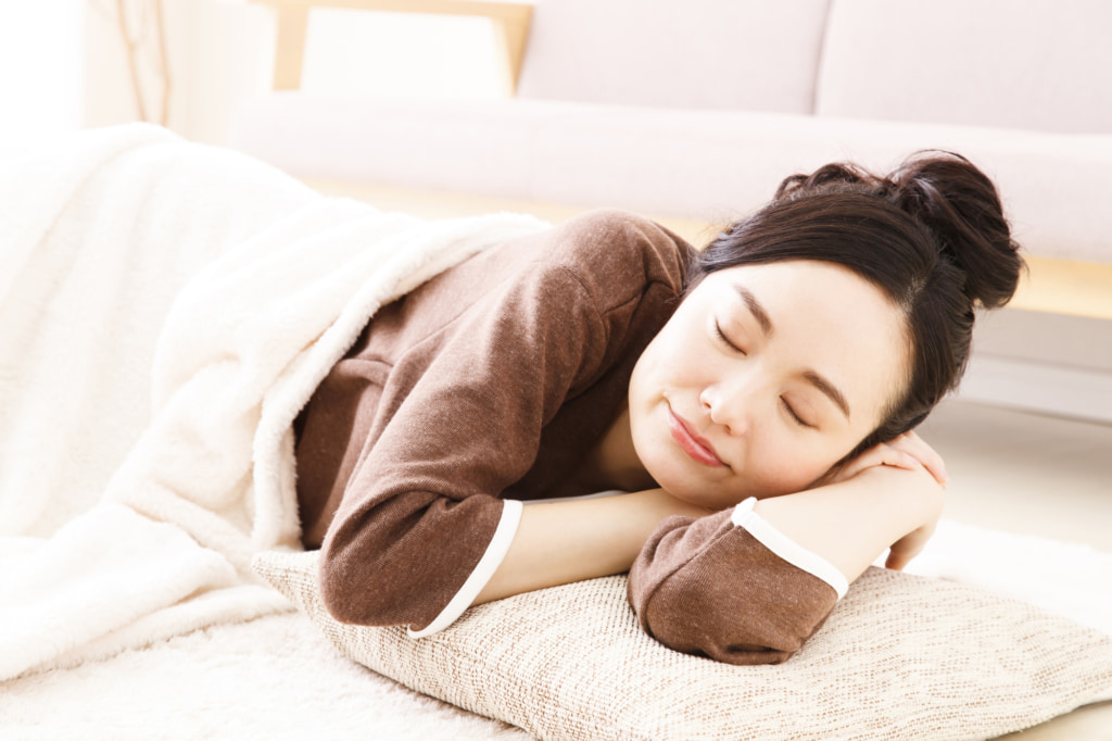 横向きに寝るのは「顎関節症」の原因に！顎に負担をかけない寝方・枕のアドバイス