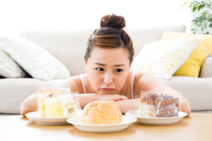 もうやめたい！痩せたいのに食べ過ぎてしまう3つの原因。ストレス過食をやめる方法