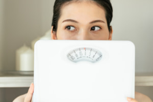 生理前の体重増加はいつから？どのくらい増える？”気にしない”ことも大事！