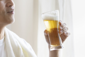 男性更年期障害とアルコールの関係｜控えるべき or 飲んでもOK？適度な量とは