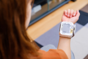 【50代女性】血圧を下げるには｜更年期で高血圧になりやすい？飲み物や食べ物は？おすすめ運動も