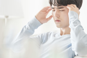 【くも膜下出血の前兆チェック】目や首にでる症状は？”警告頭痛”の痛みはどんな感じ？