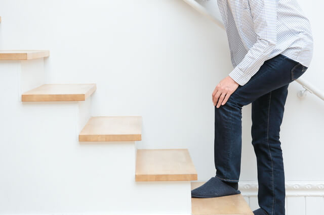 20代の「階段の上り下りで膝が痛い」原因は？考えられる3つの病気＆セルフケア方法