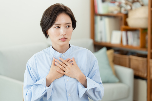 20代で「心臓の鼓動を強く感じる…」動悸の原因はストレス？対処法は？