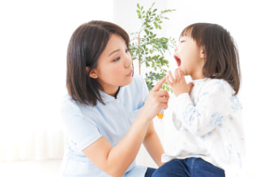 乳歯の反対咬合（受け口）は自然治癒する？自分で治す方法はある？幼児期に出来る対処法も｜歯科医監修