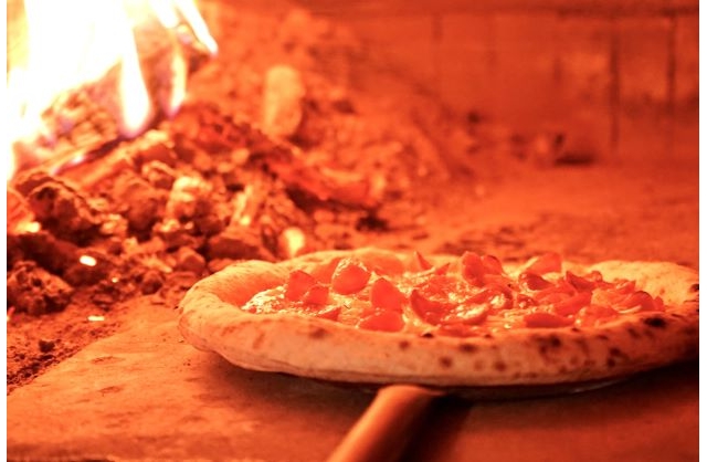 窯で焼き上げる本格ピザ